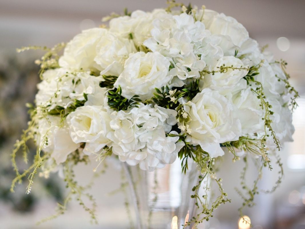 Elegant floral arrangement with white roses and hydrangeas in a glass vase