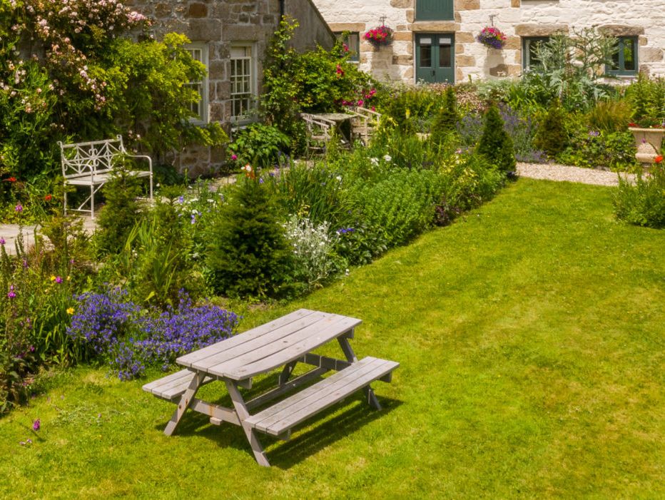 Boscrowan-gardens-picnic-bench-1024x701