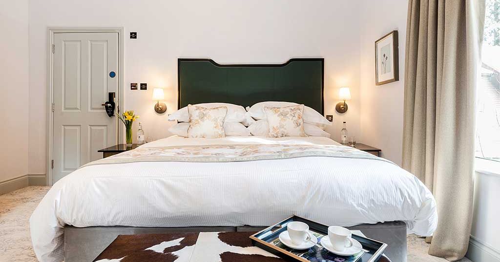 Executive-King-Room-Bed