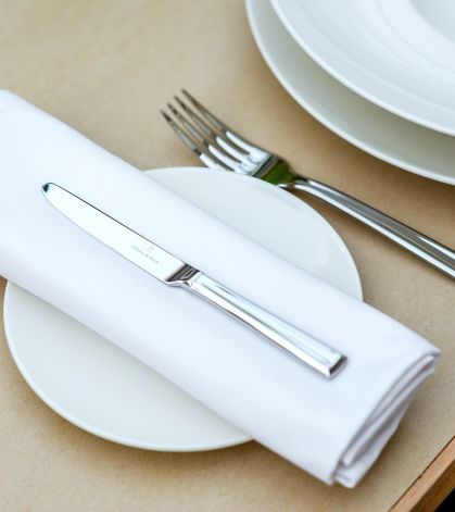 Immaculate-table-setting-Burnside-Hotel-705x471