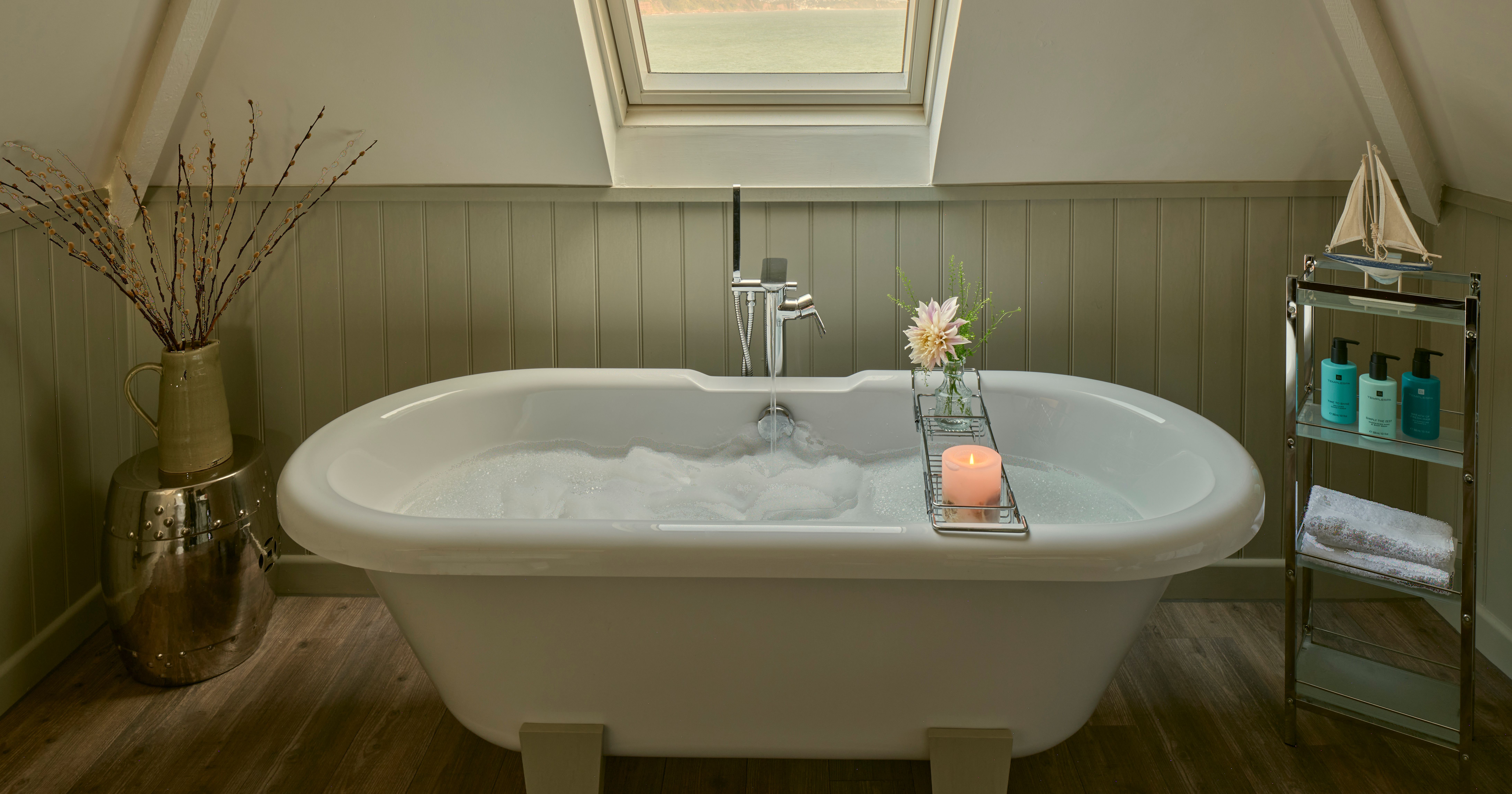 CaryArms_SmugglersCottage_TopFloorBath_013