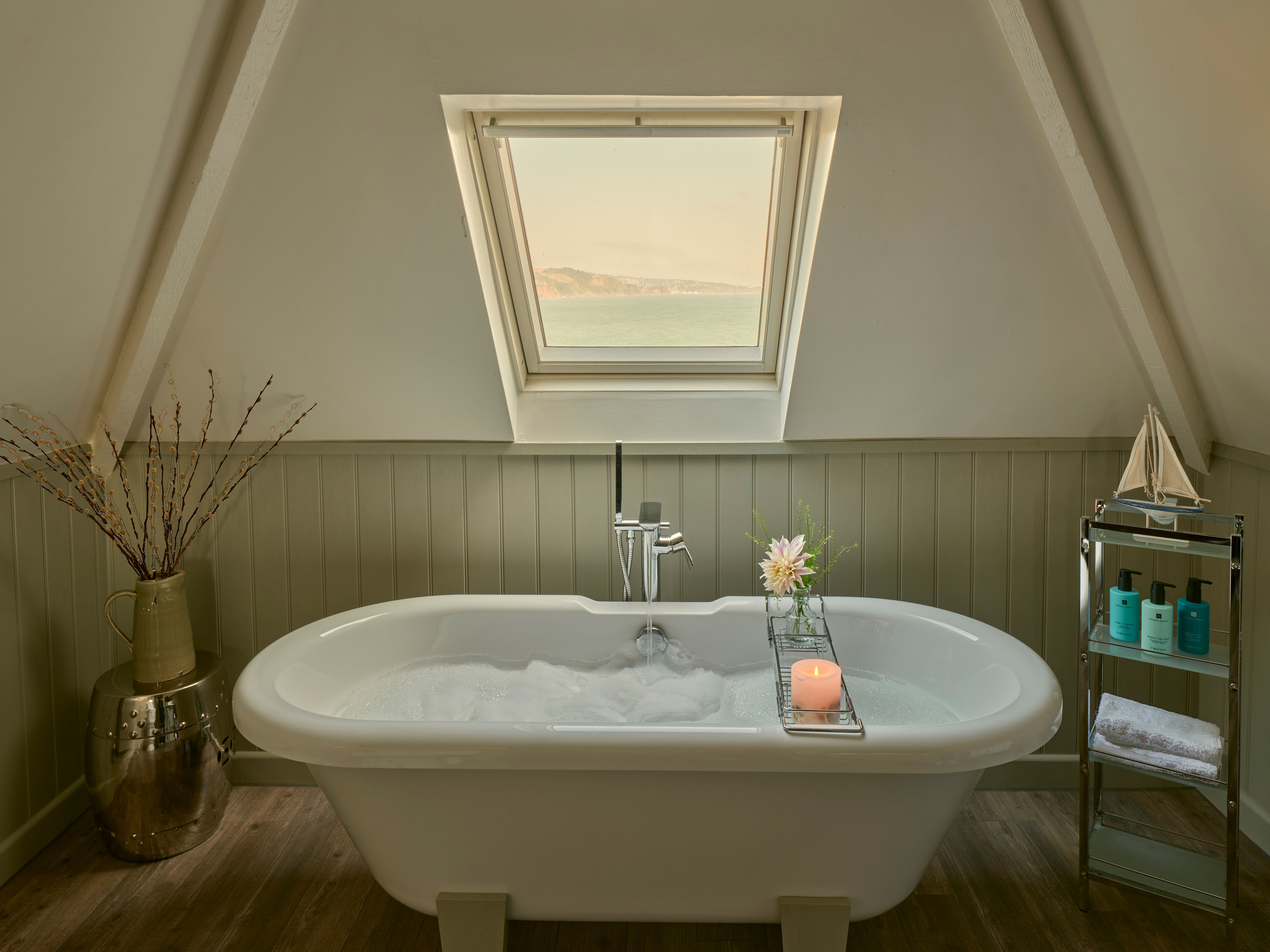 CaryArms_SmugglersCottage_TopFloorBath_013