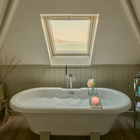 CaryArms_SmugglersCottage_TopFloorBath_013