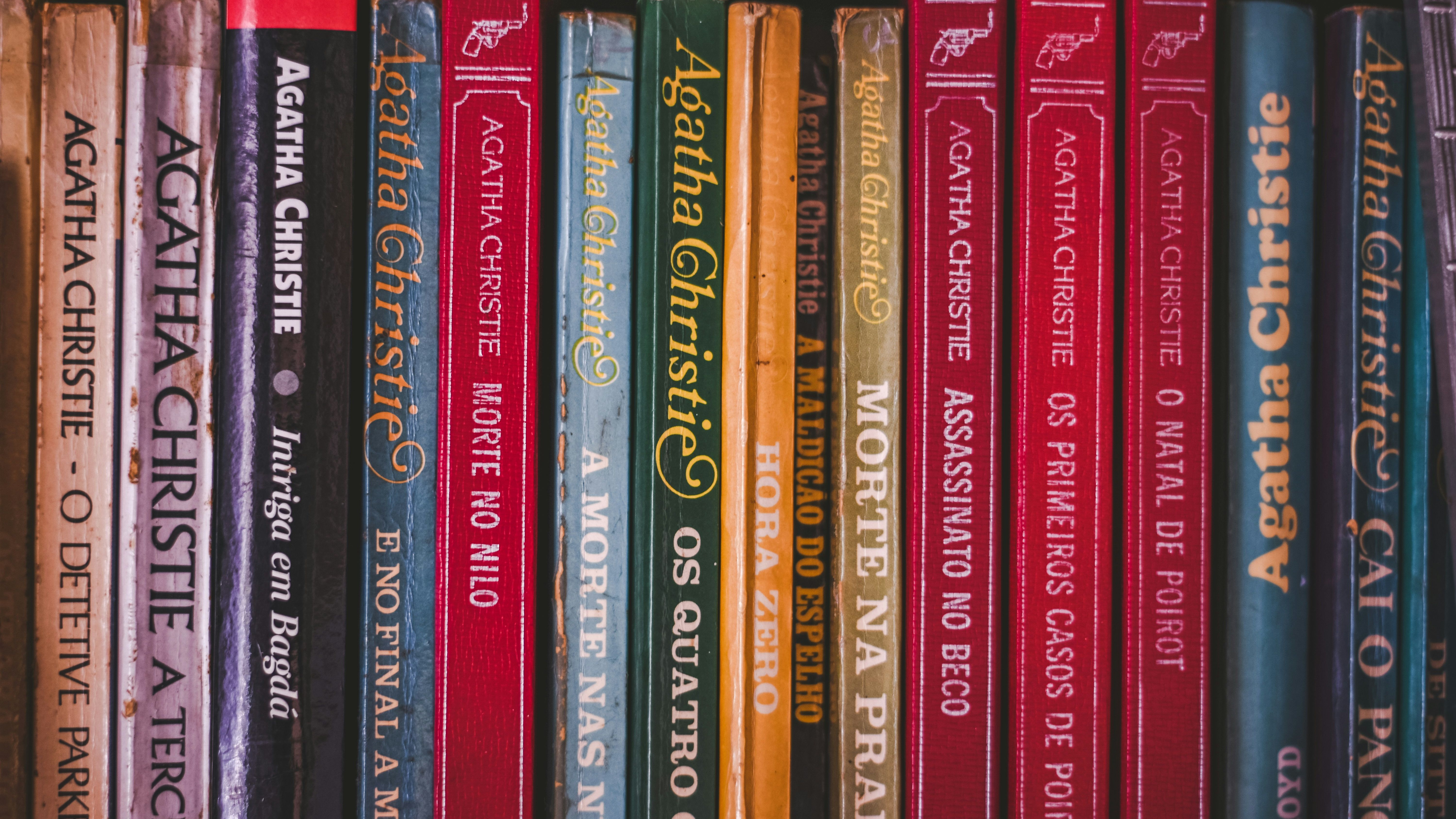 Close-up of a bookshelf with several Agatha Christie books in Portuguese