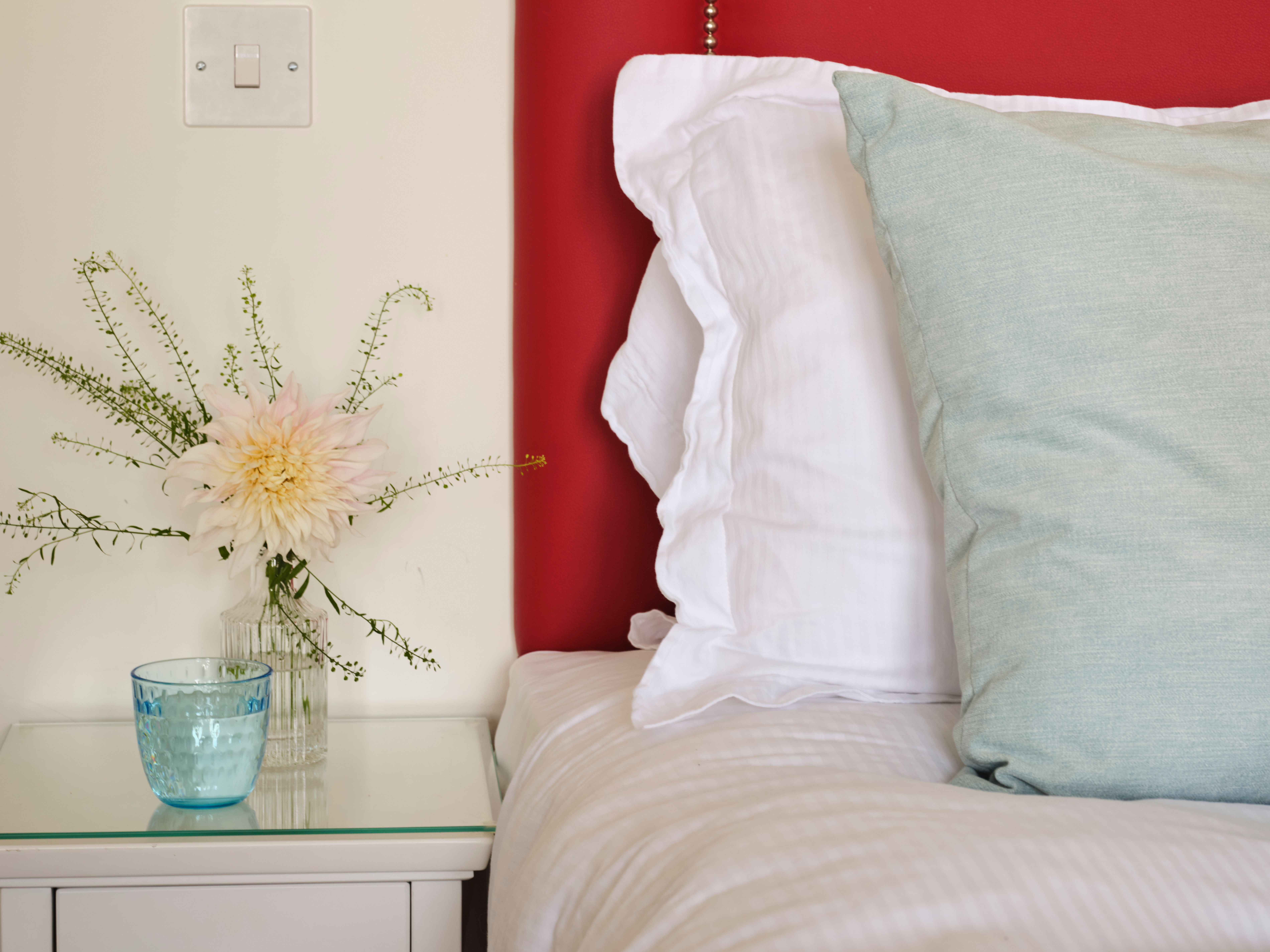 CaryArms_CoveCottage_DownstairsBedroom_214