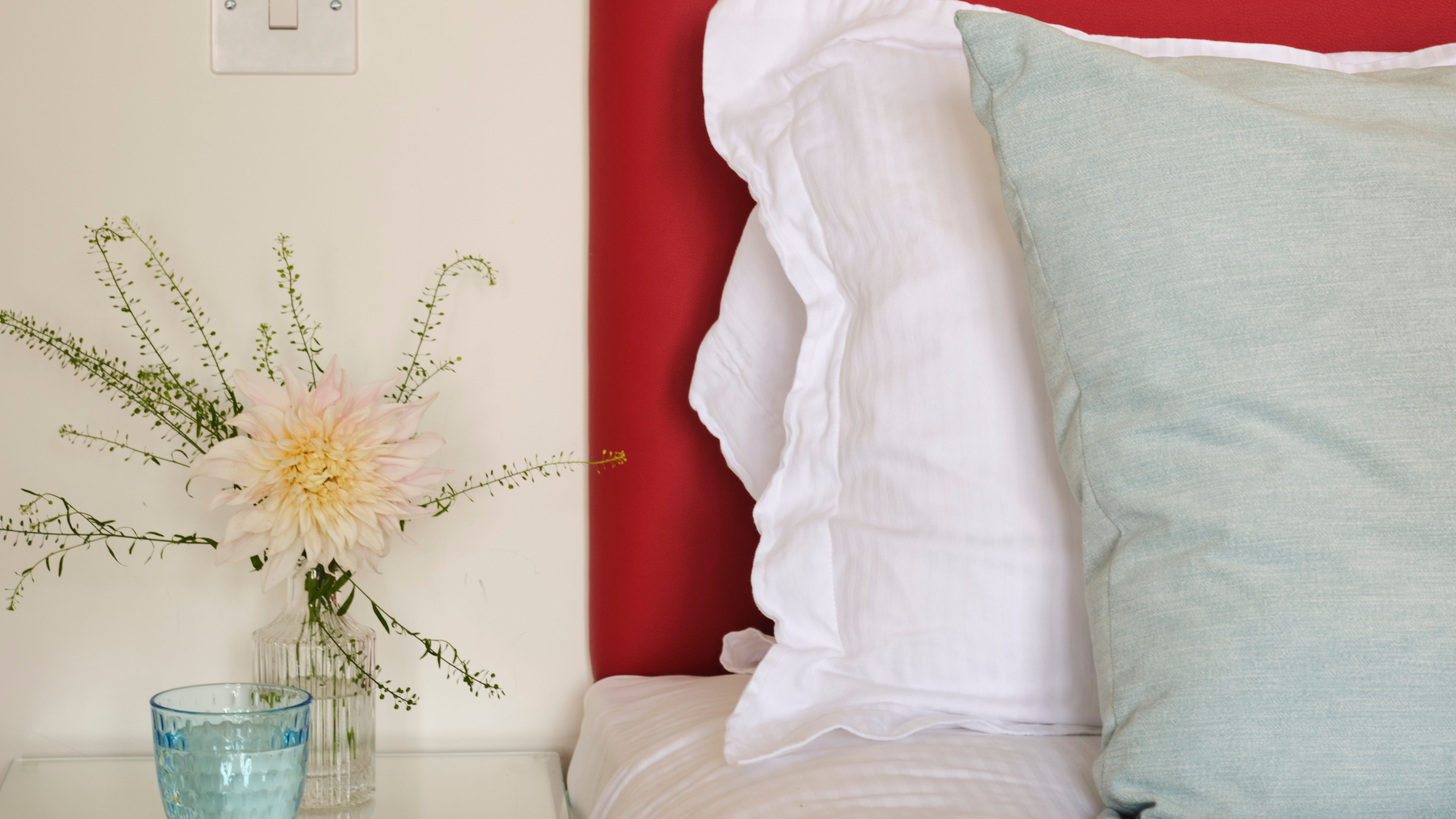 CaryArms_CoveCottage_DownstairsBedroom_214