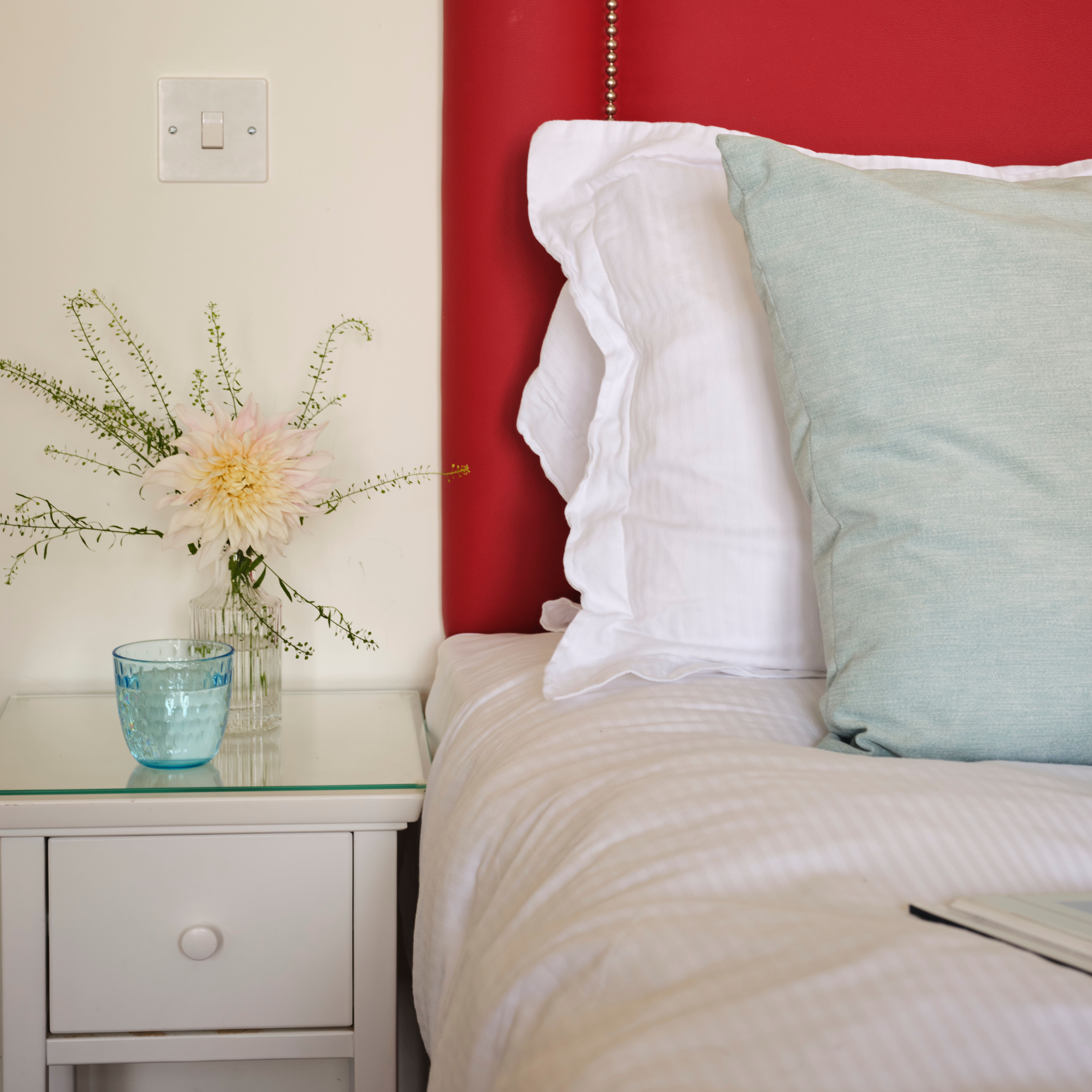 CaryArms_CoveCottage_DownstairsBedroom_214