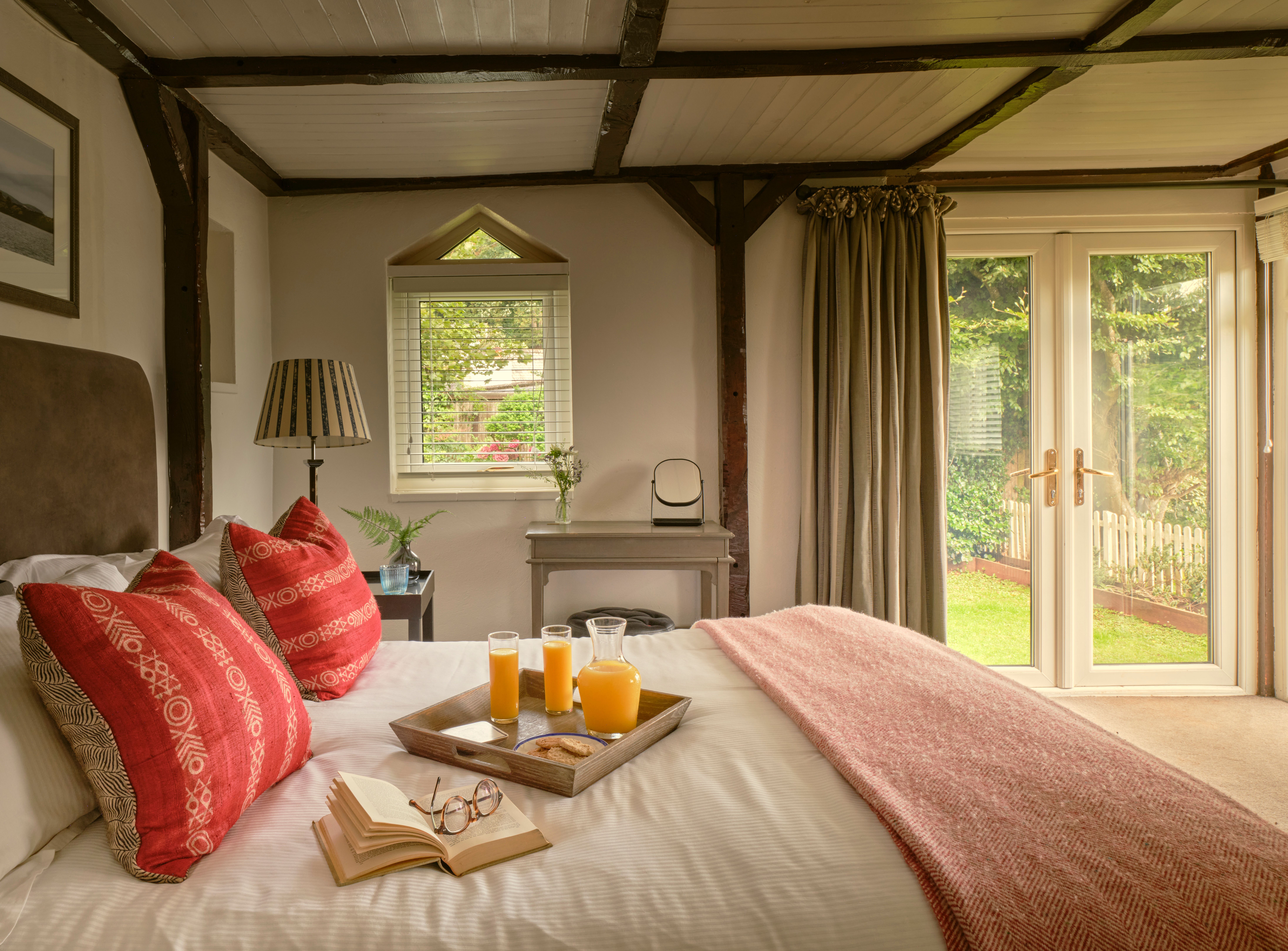 CaryArms_SmugglersCottage_DownstairsBedroom_026