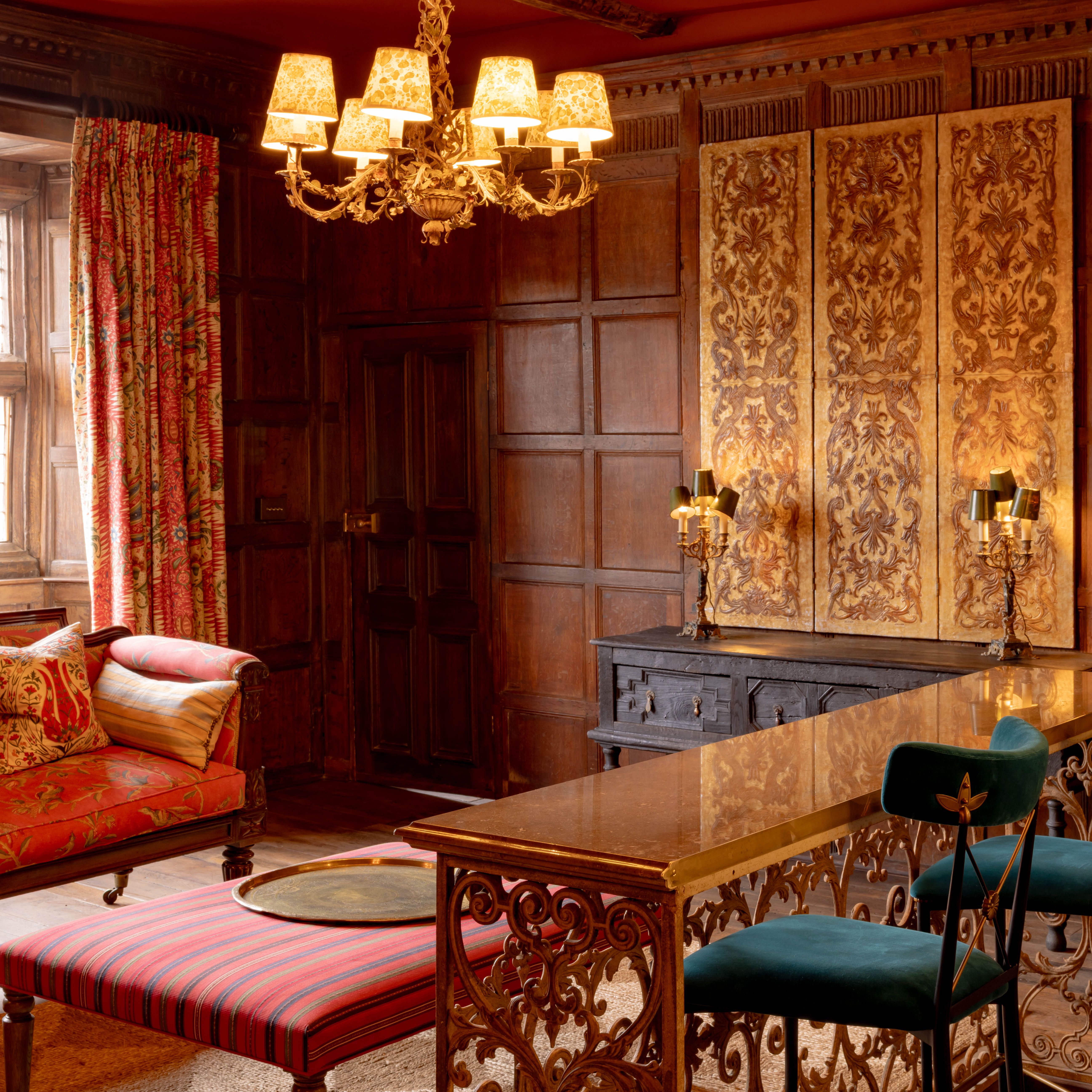 Catherine of Aragon Lounge and Dining Area