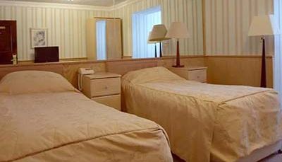 Standard twin hotel room with two single beds and bedside tables