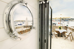 Beachut 1 porthole
