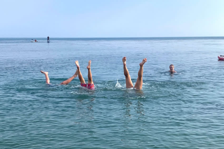 kids-doing-handstand-980x737