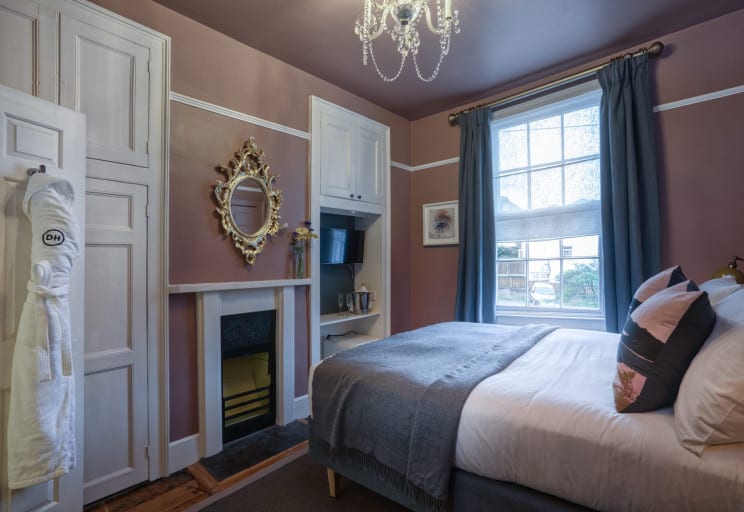 Porthole Standard Room Dorset House Lyme Regis Sulking Room Pink