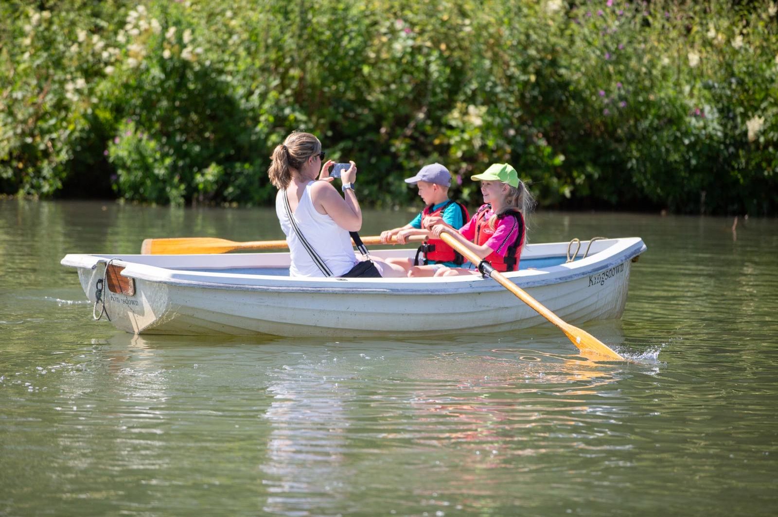 Canoe Company Lechlade, family rowing.