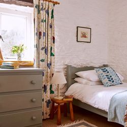 1843 single bedroom