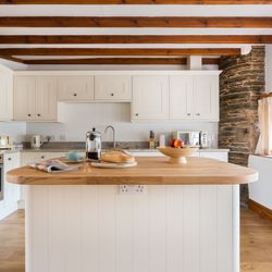Cartwheel kitchen with exposed beams