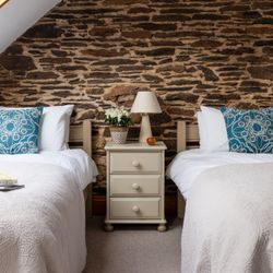 cartwheel twin bedroom