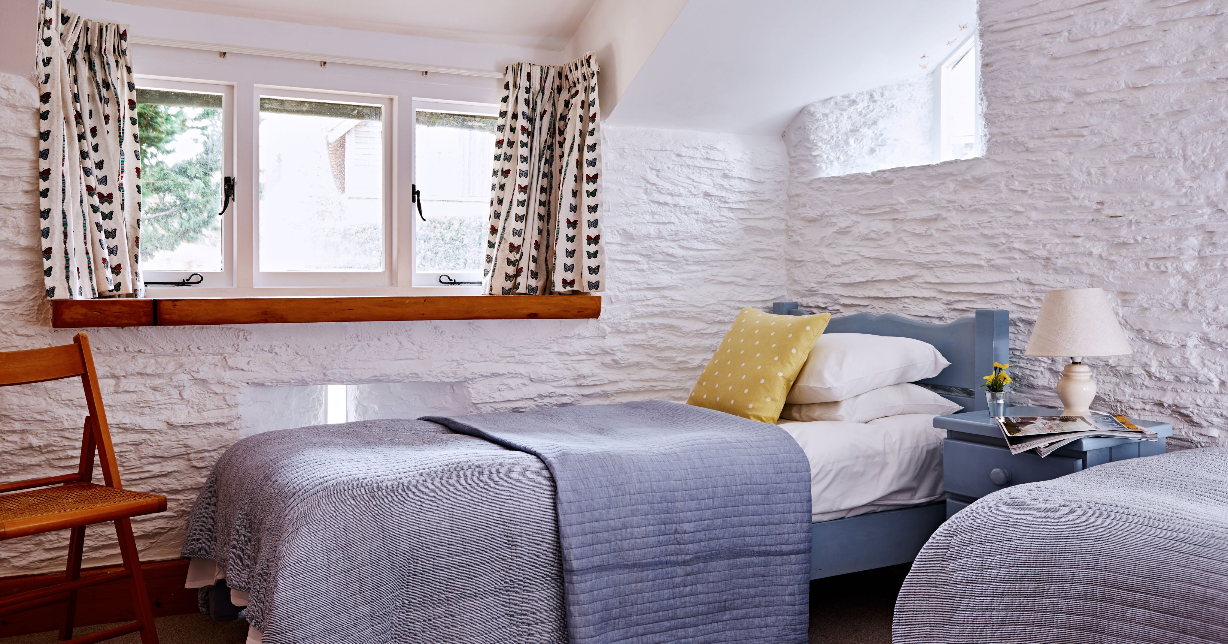 Twin bedroom with two single beds