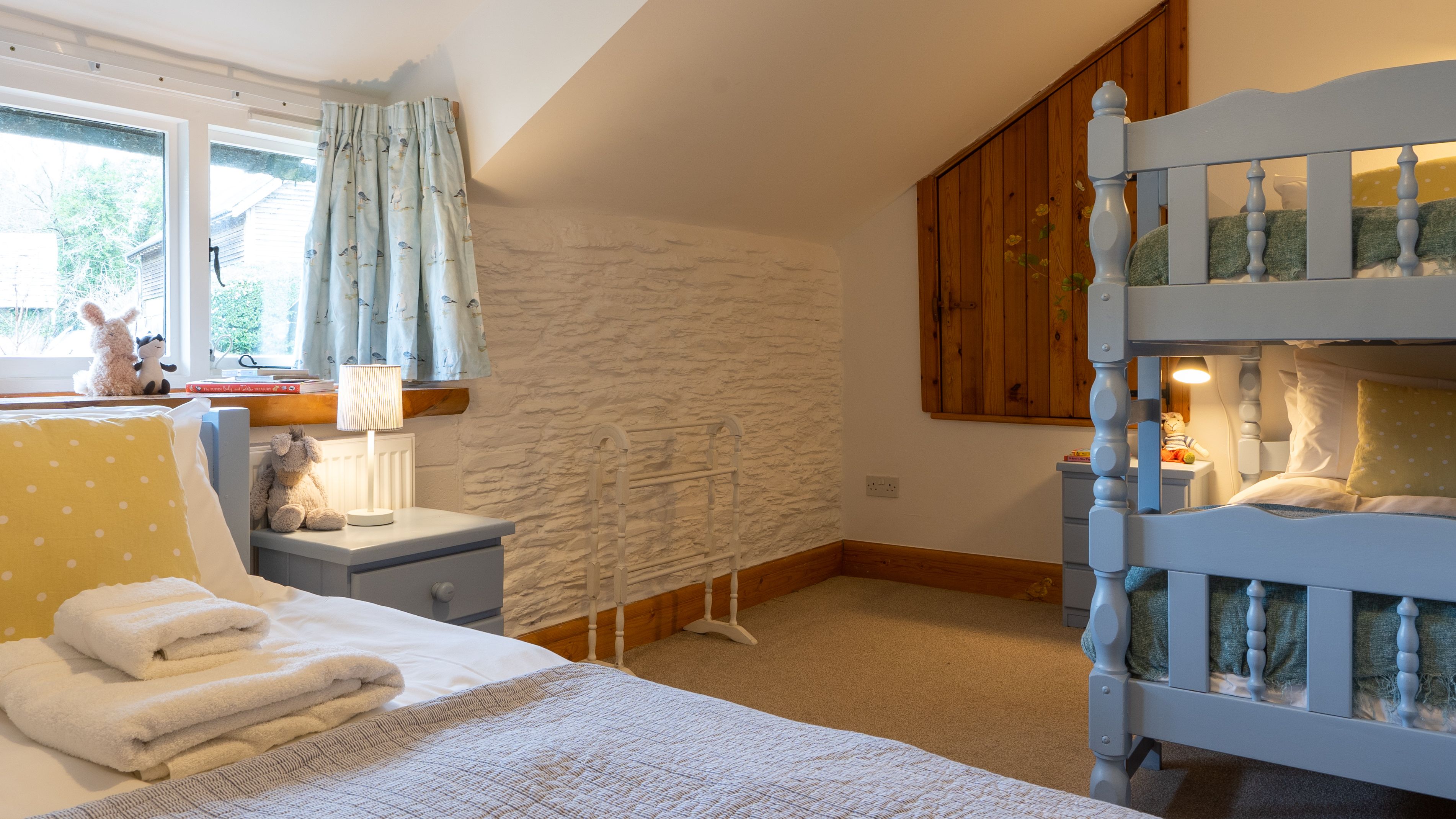 Ducks nest bedroom with single bed and bunk beds