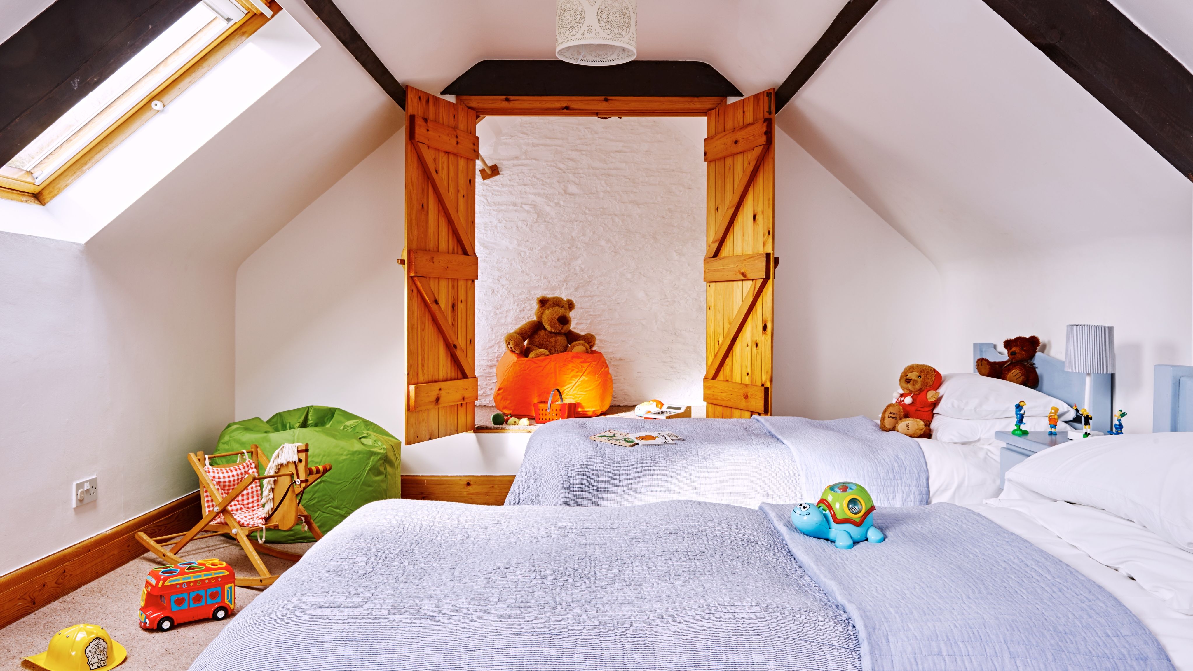 twin room with toys in the room
