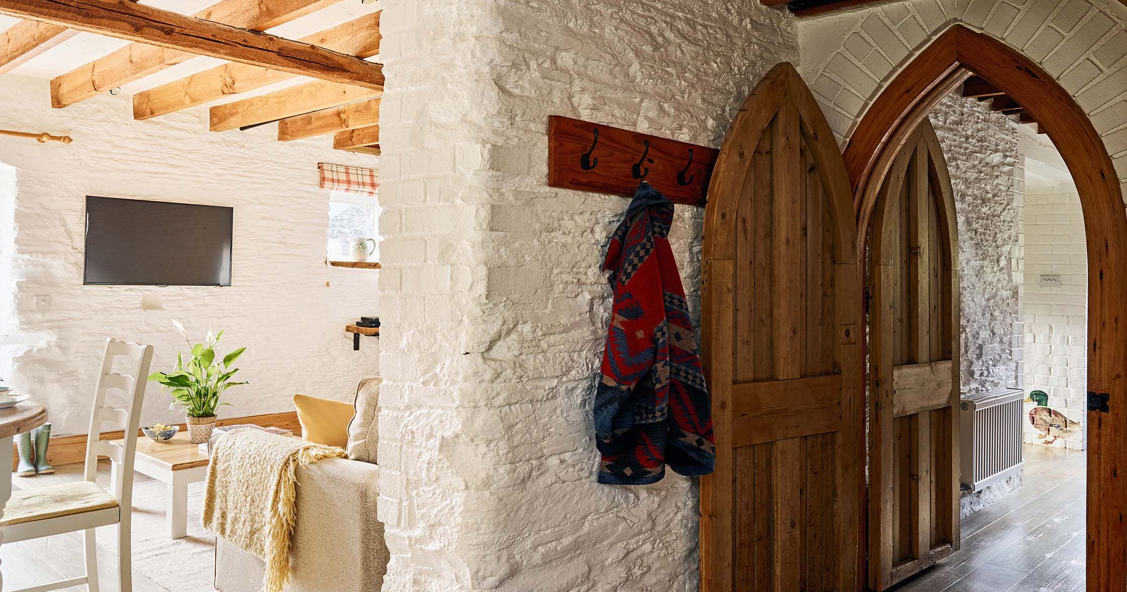 Interlinking doorway in Duck’s Quarry at Flear Farm Cottages, connecting Quarry and Duck’s Nest to form shared accommodation.