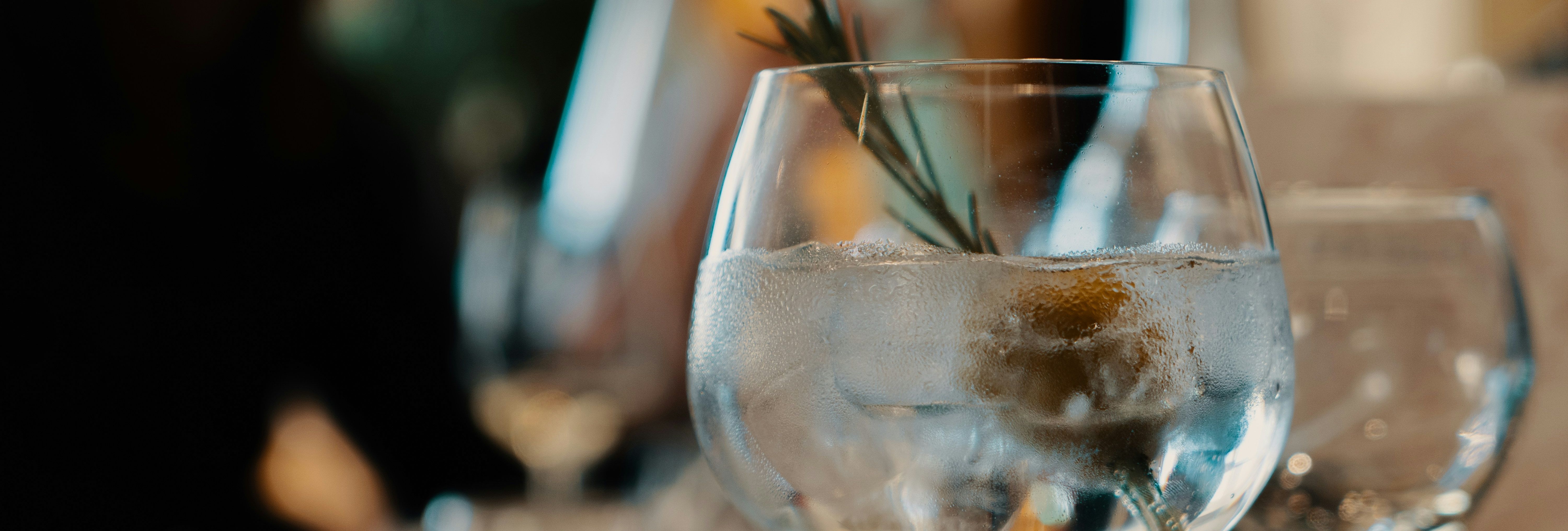 Gin glass ross-sneddon-wu1Uan5I-sY-unsplash