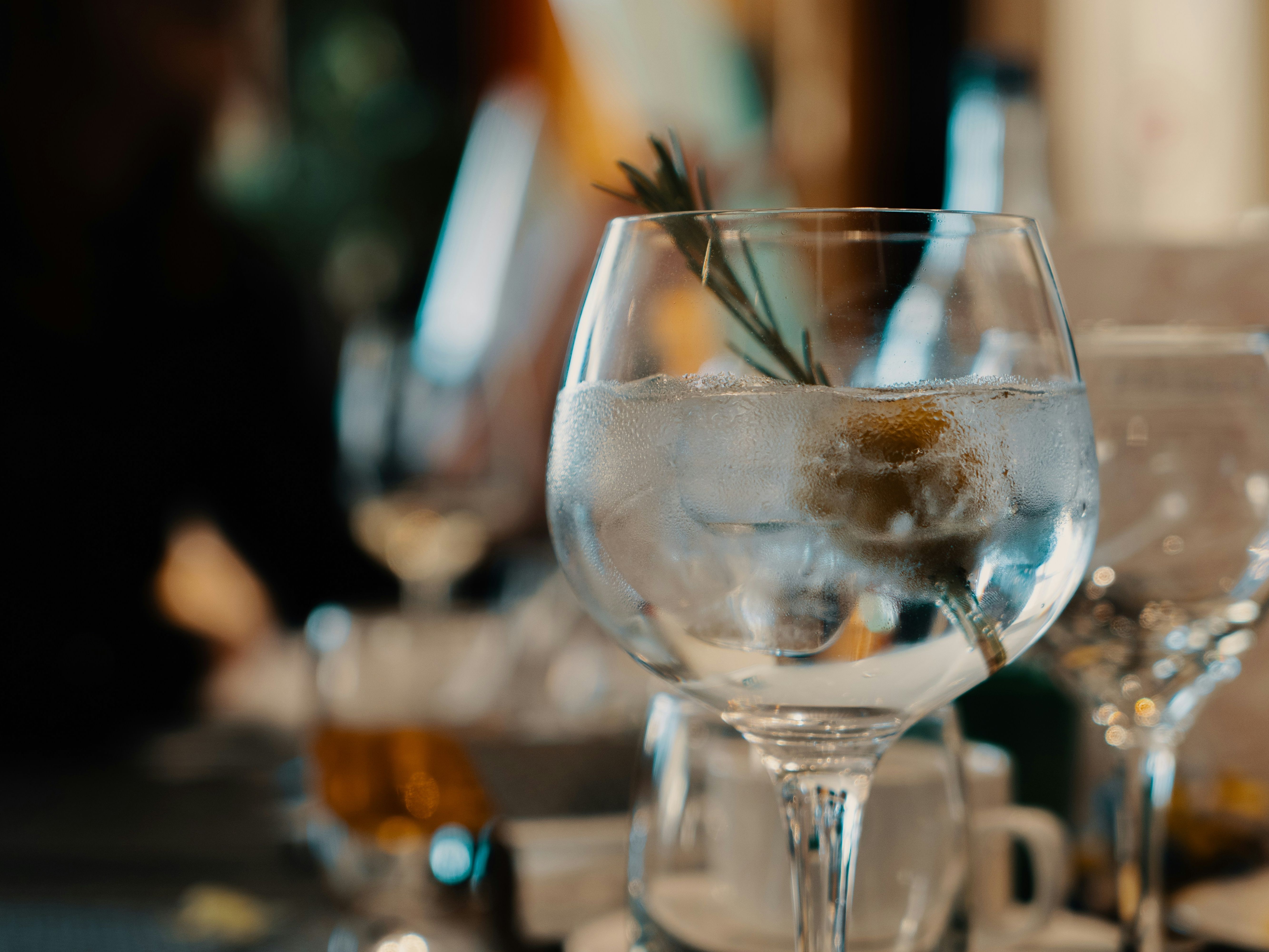 Gin glass ross-sneddon-wu1Uan5I-sY-unsplash