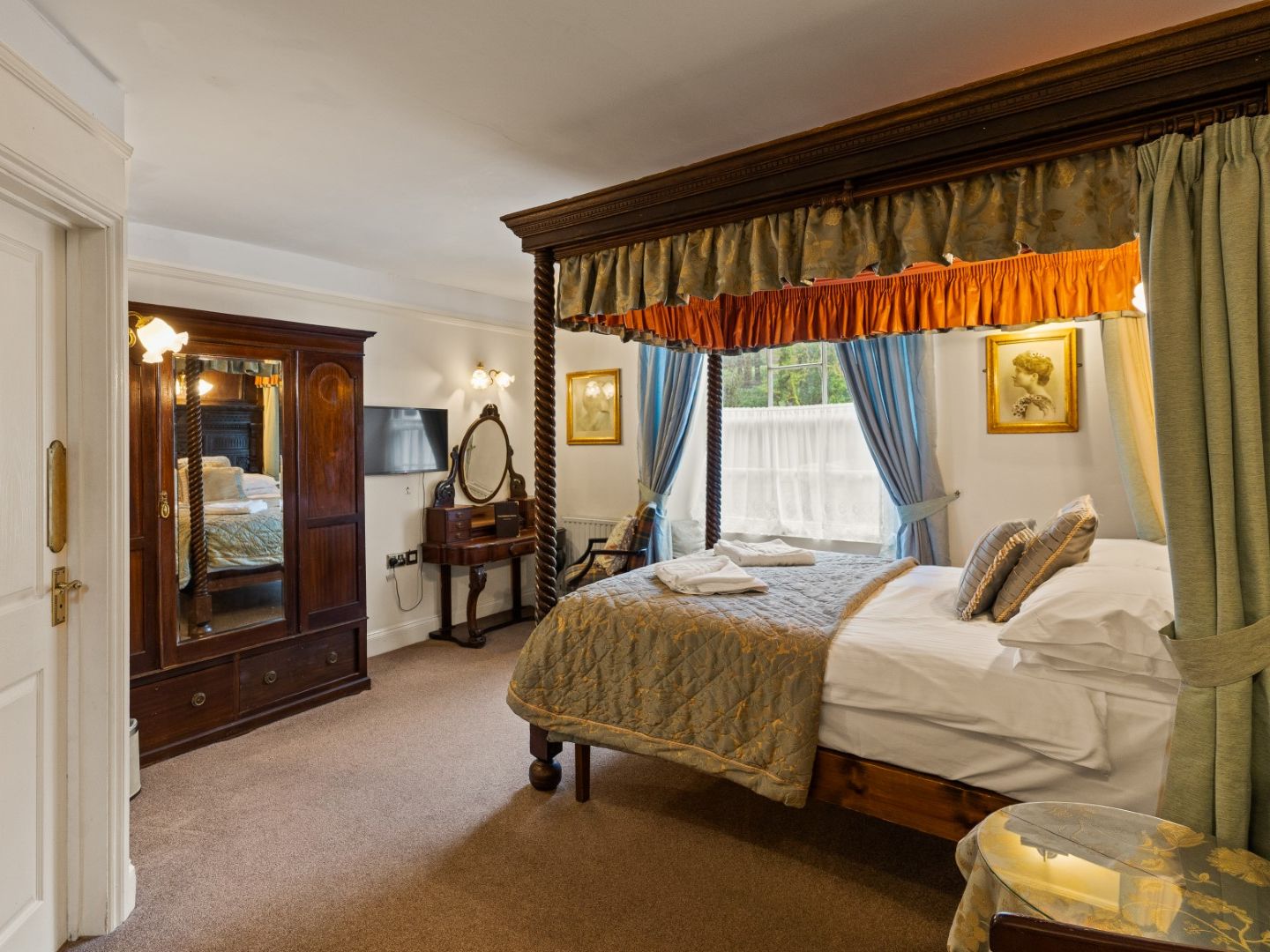 Two Bridges Premier Room Room