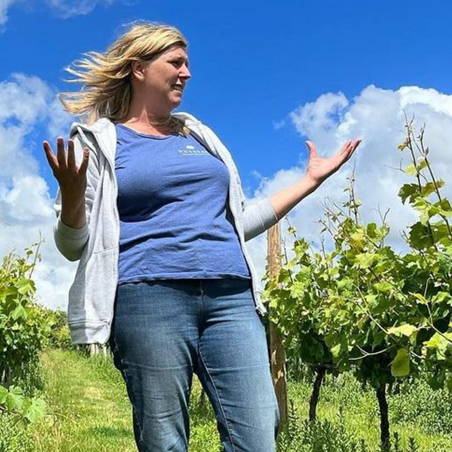 Huxbear Lucy in the vines-2