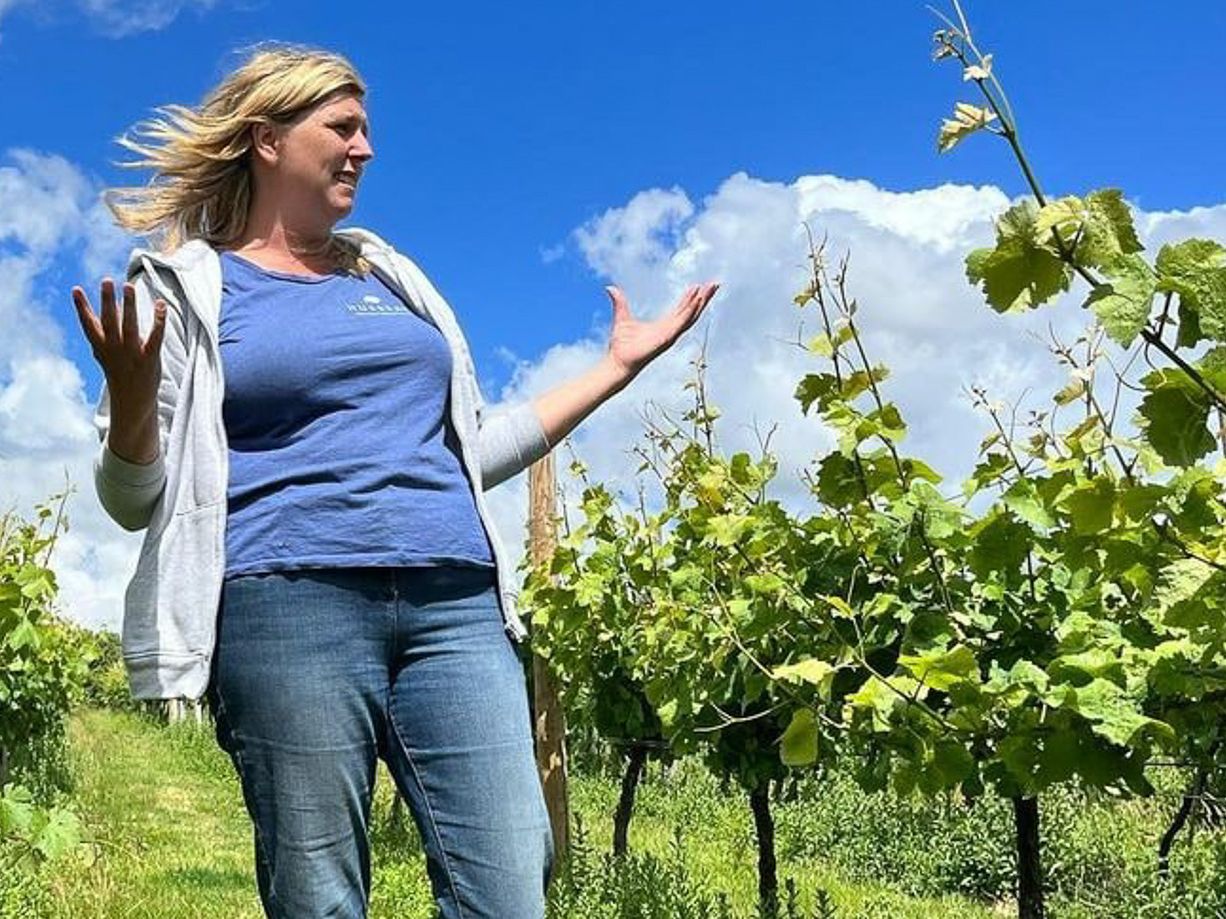 Huxbear Lucy in the vines-2