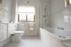 Bathroom in glen shee