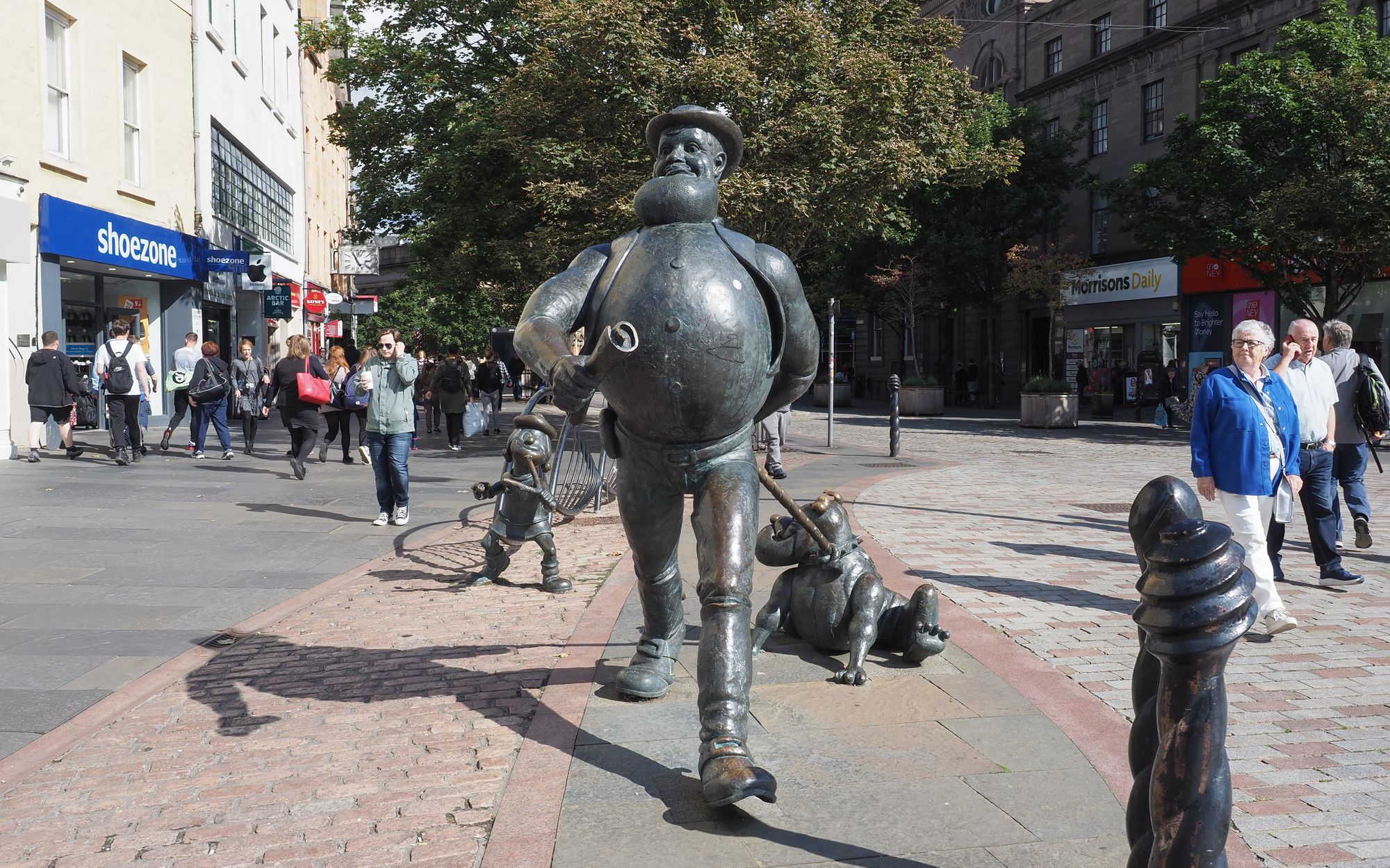 desperate-dan-statue-in-dundee.jpg