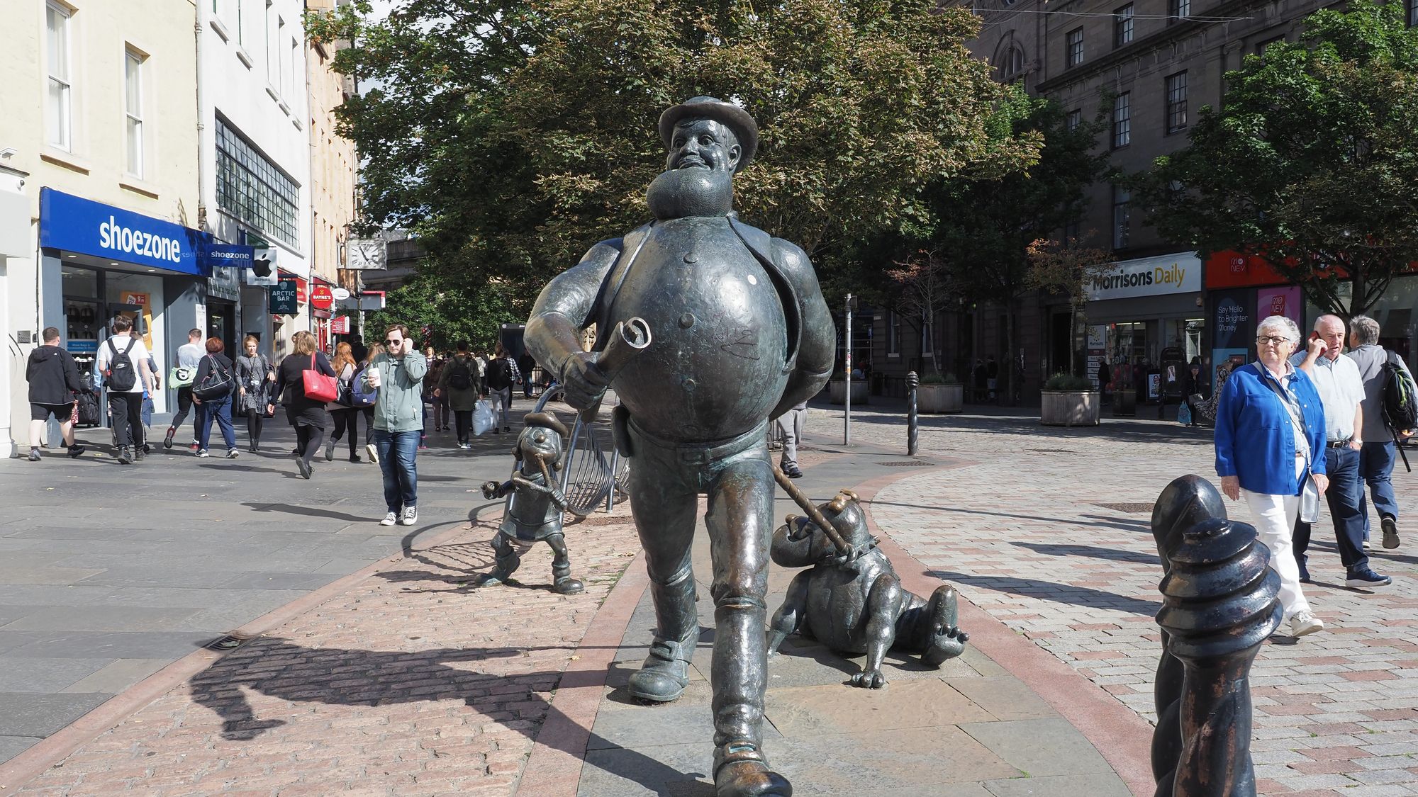 desperate-dan-statue-in-dundee.jpg