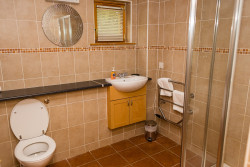 Glen Finlet Main Bathroom