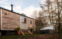 Hot tub outside shepherds hut