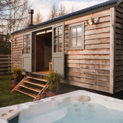 Hot tub outside shepherds hut