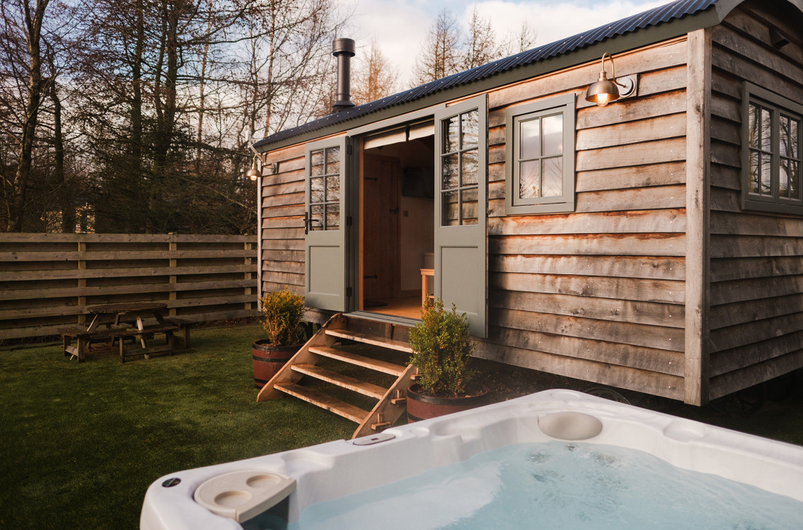 Hot tub outside shepherds hut