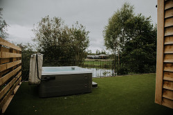 Hot tub outside Sealladh Lock