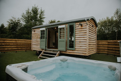 Hot tub outside Sealladh Lock