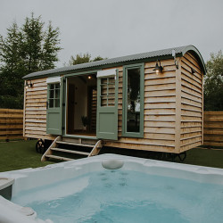 Hot tub outside Sealladh Lock