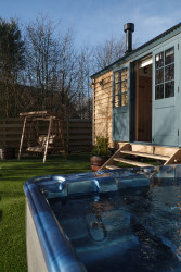 Hot tub outside shepherds hut