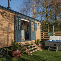 Hot tub outside shepherds hut