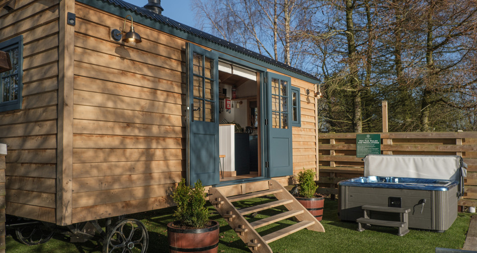 Hot tub outside shepherds hut
