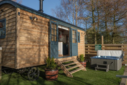 Hot tub outside shepherds hut