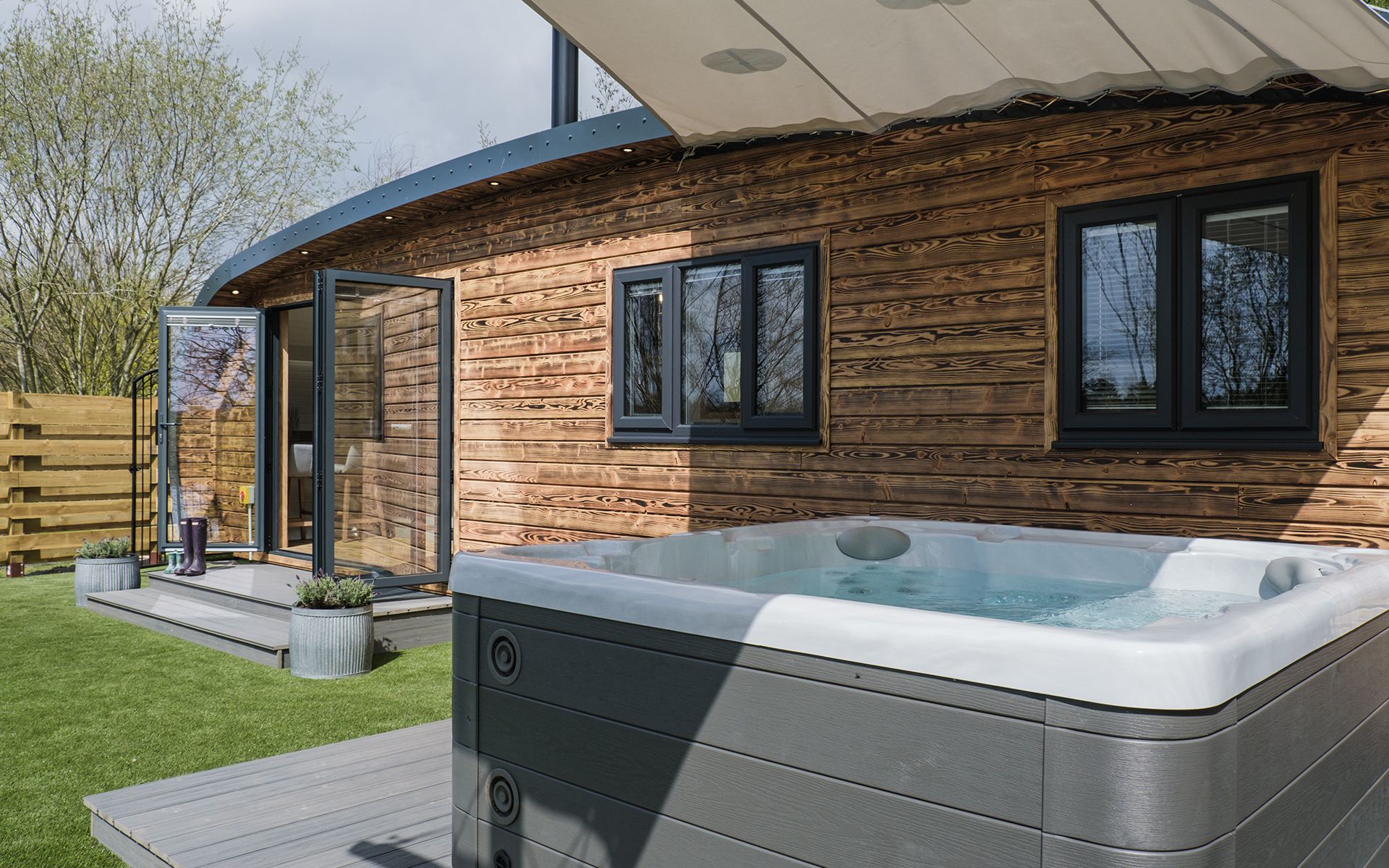 Hot tub outside Bankside Bothy