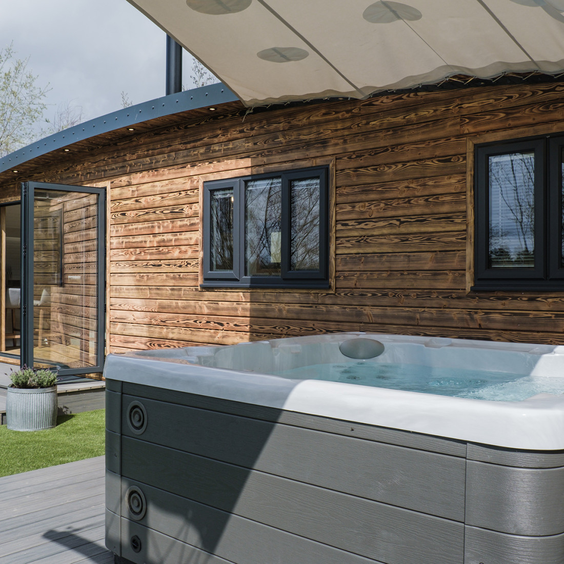 Hot tub outside Bankside Bothy