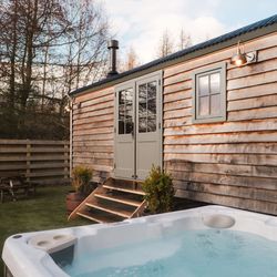 Coorie Doon Shepherd Hut with it's own private hot tub