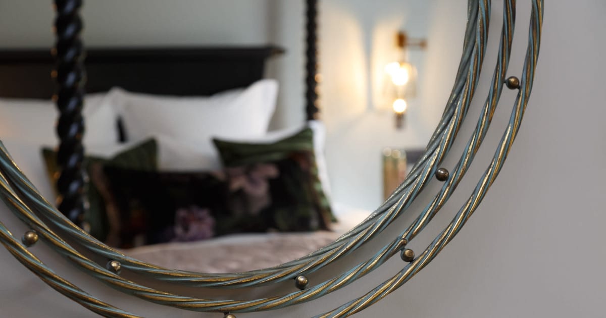 Tulipa feature room mirror