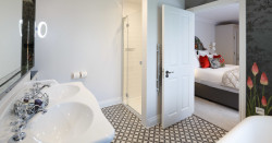 Kniphofia bathroom