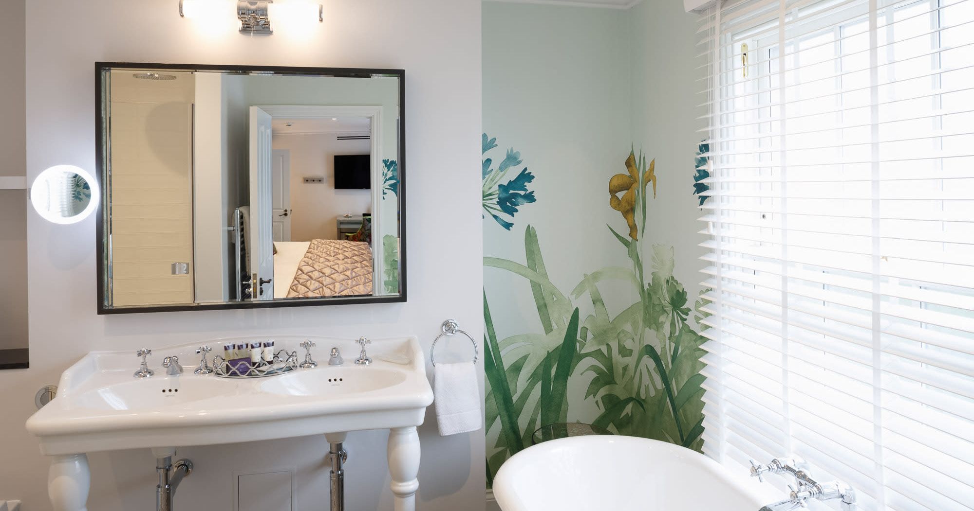 Agapanthus bathroom